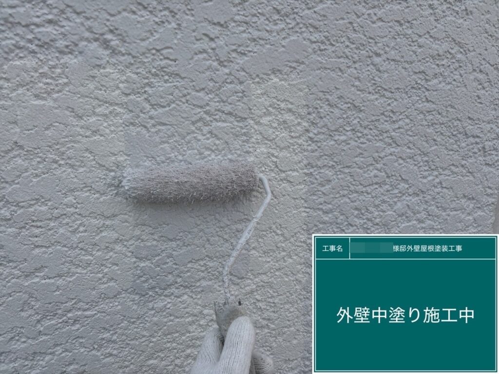 中塗りを行います。