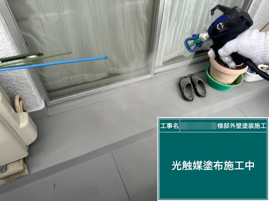 窓回りに仕上げ材の光触媒プロテクトコーティング（クリスタルシーズンtg）を塗布します。