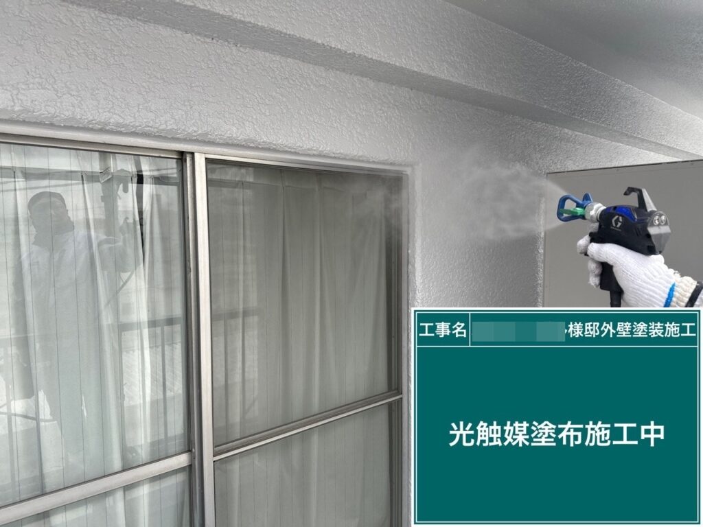 外壁に仕上げ材の光触媒プロテクトコーティング（クリスタルシーズンtg）を塗布します。