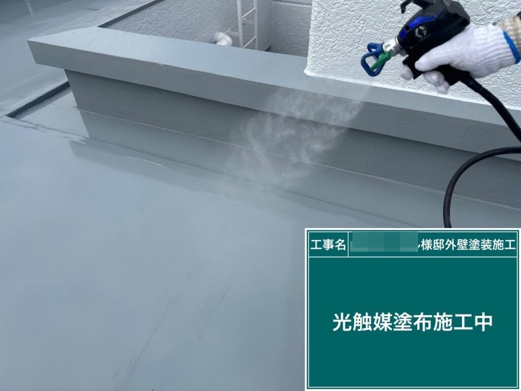 屋上床に仕上げ材の光触媒プロテクトコーティング（クリスタルシーズンtg）を塗布します。
