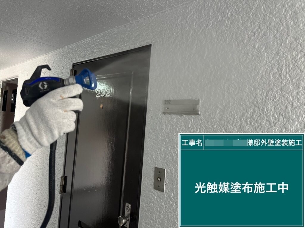 SD(スチールドア）に仕上げ材の光触媒プロテクトコーティング（クリスタルシーズンtg）を塗布します。