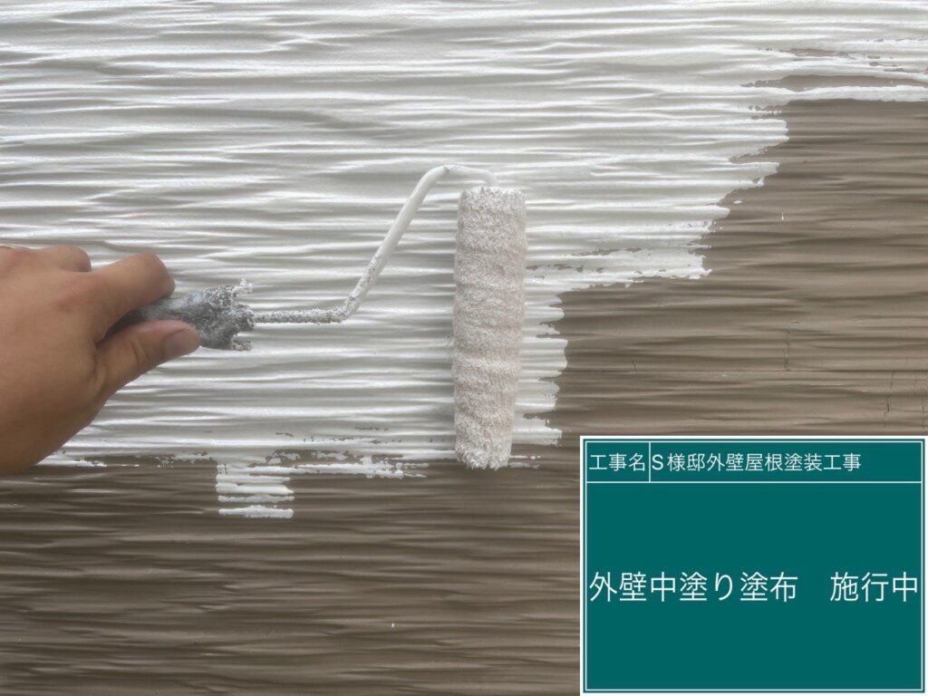 中塗りを行います。