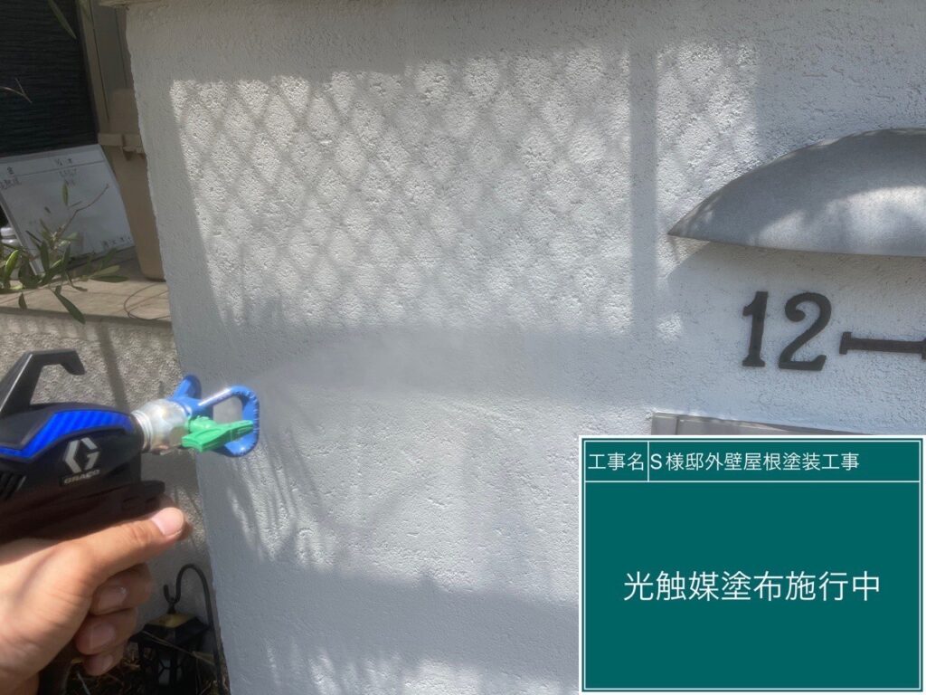 門柱に仕上げ材の光触媒プロテクトコーティング（クリスタルシーズンtg）を塗布します。