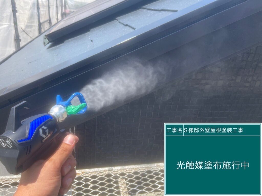 破風に仕上げ材の光触媒プロテクトコーティング（クリスタルシーズンtg）を塗布します。