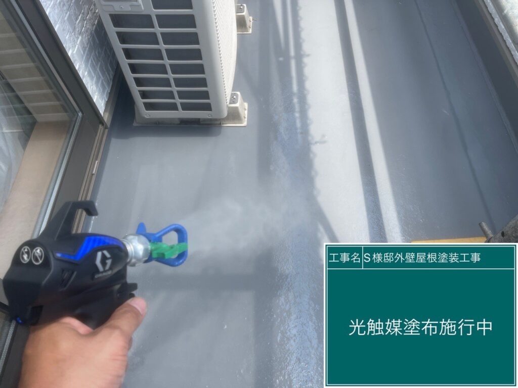 バルコニー床に仕上げ材の光触媒プロテクトコーティング（クリスタルシーズンtg）を塗布します。