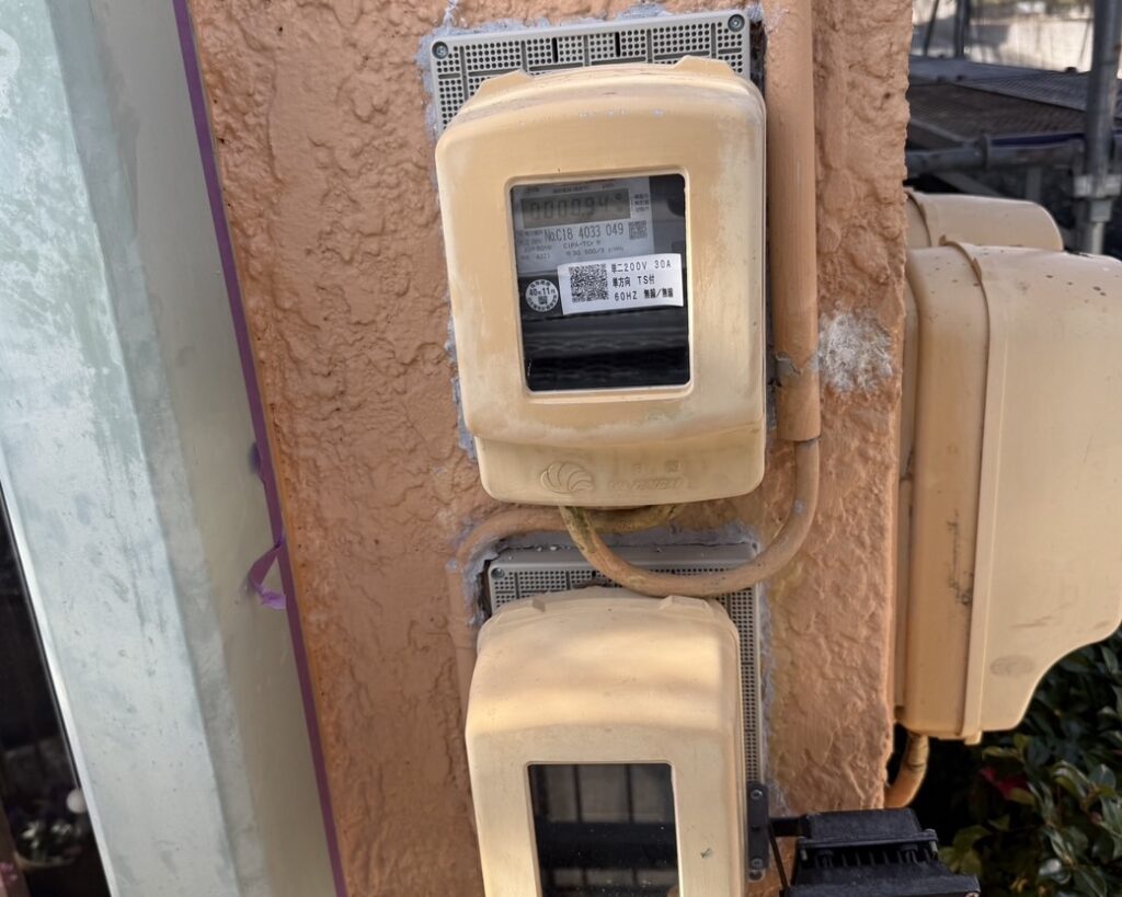電力計取付板を木製からプラ製に交換しました。