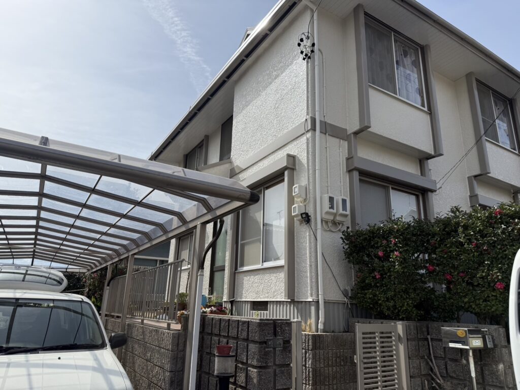 柔らかなアイボリーの外壁に、落ち着いたグレージュの付帯部を合わせることで、上品さと温もりを両立。街並みに自然と溶け込みながらも、洗練された存在感を放つ仕上がりとなりました。