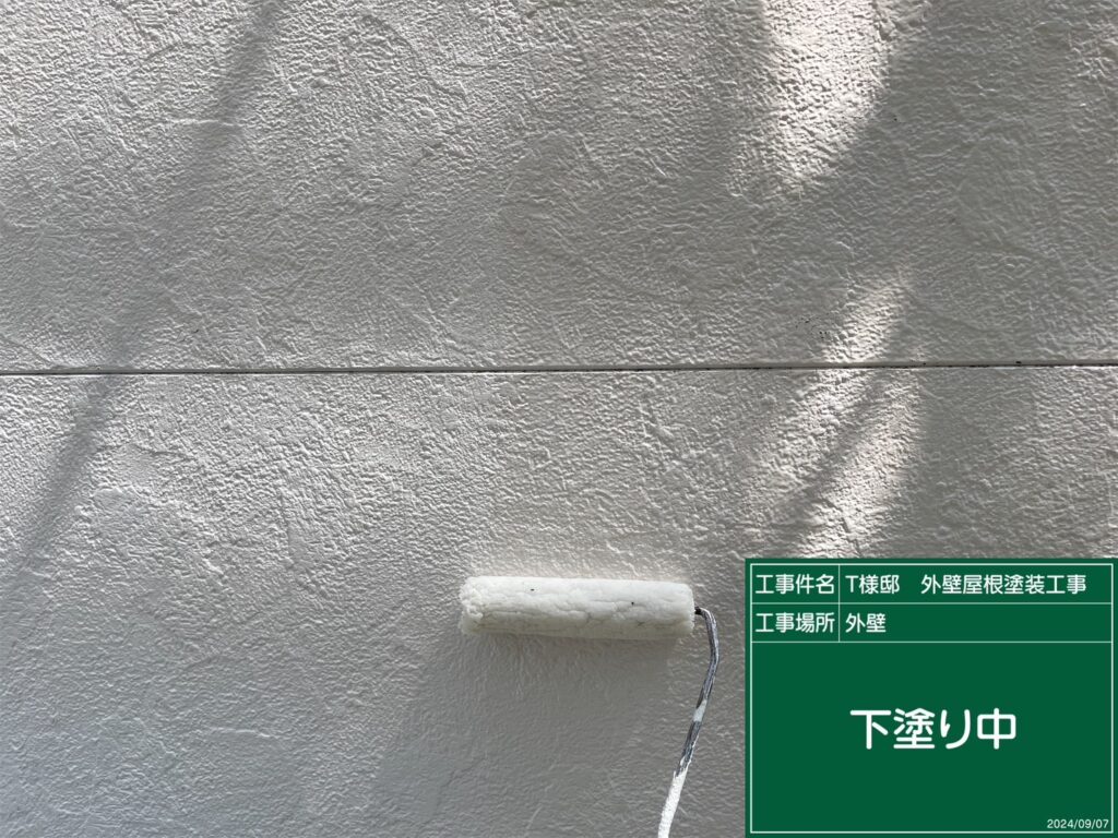 壁の下塗りを行います。