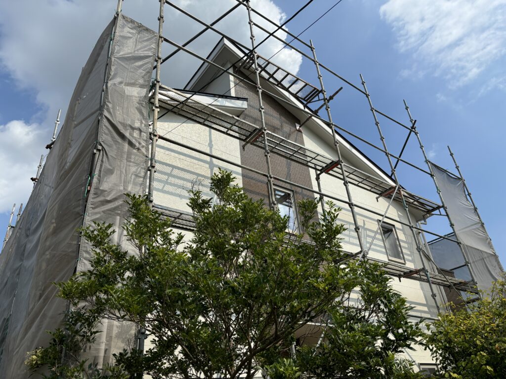 足場架け＆メッシュシート設置