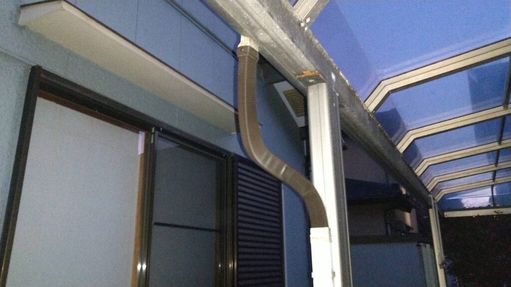 カーポートの雨どい蛇腹の交換①