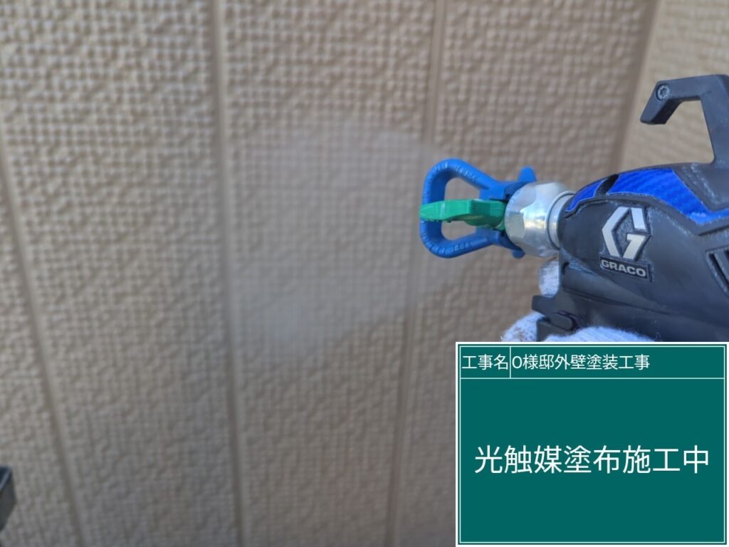 外壁に仕上げ材の光触媒プロテクトコーティング（クリスタルシーズンtg）を塗布します。