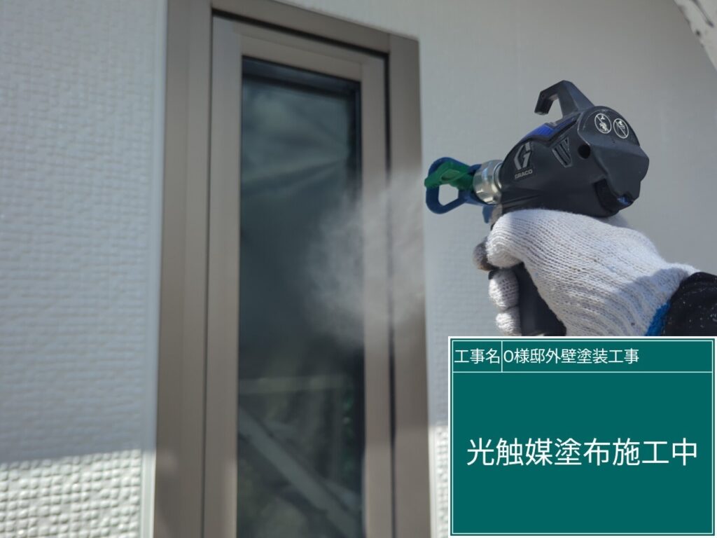 窓周りに仕上げ材の光触媒プロテクトコーティング（クリスタルシーズンtg）を塗布します。