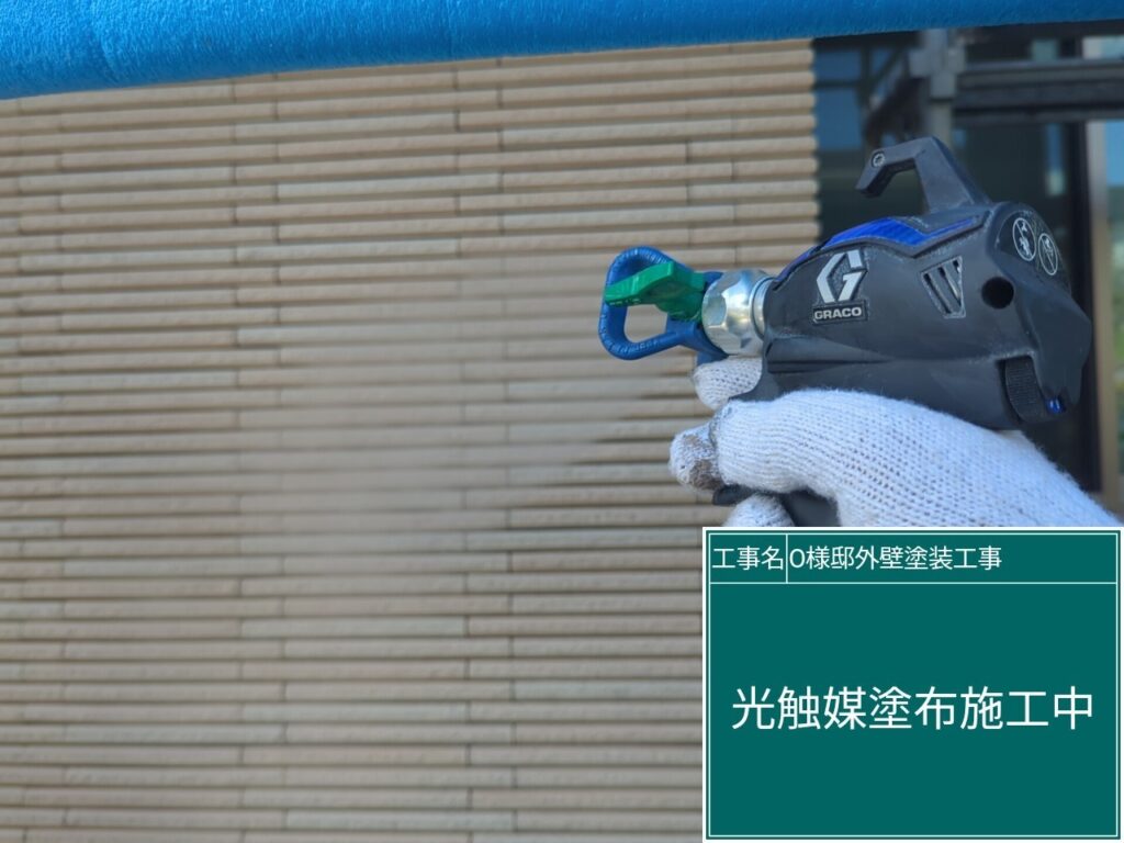 タイル壁に仕上げ材の光触媒プロテクトコーティング（クリスタルシーズンtg）を塗布します。