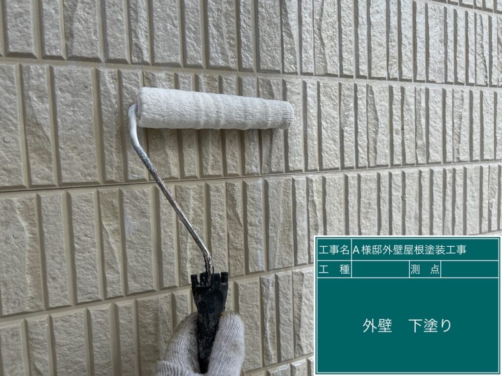壁の下塗りを行ないます。