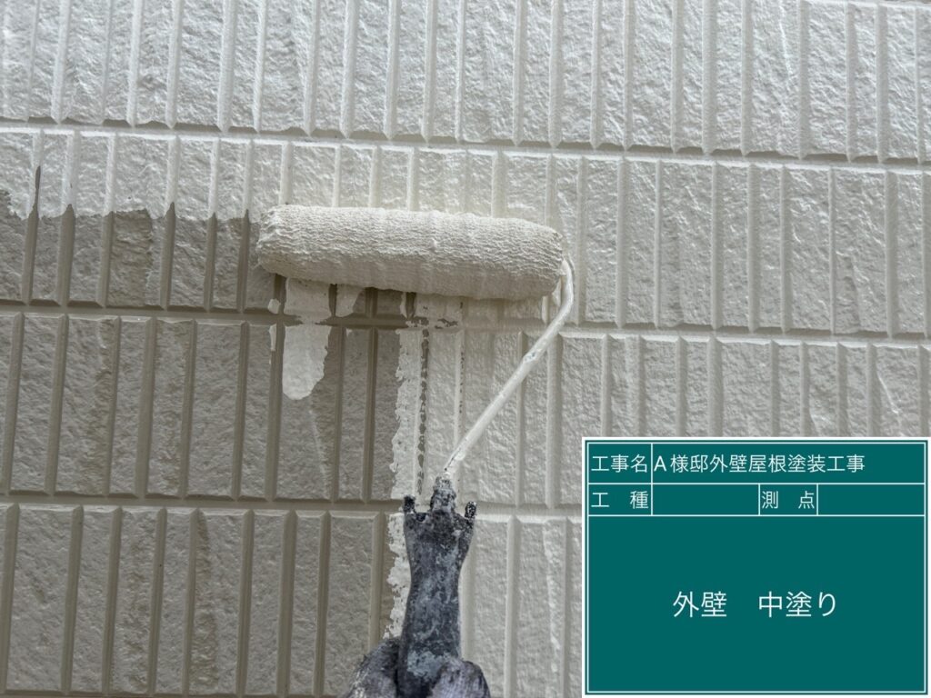 中塗りを行います。