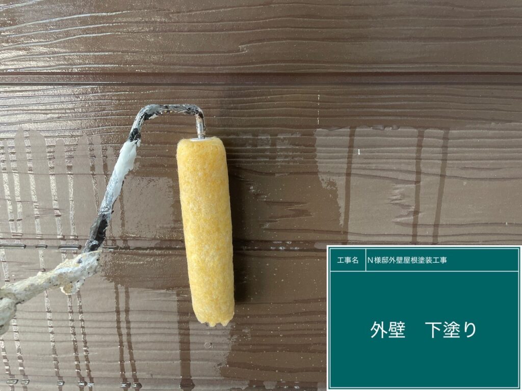 壁の下塗りを行います。