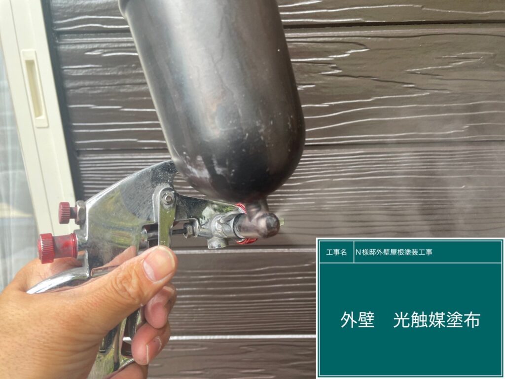 壁に仕上げ材の光触媒プロテクトコーティング（クリスタルシーズンtg）を塗布します。