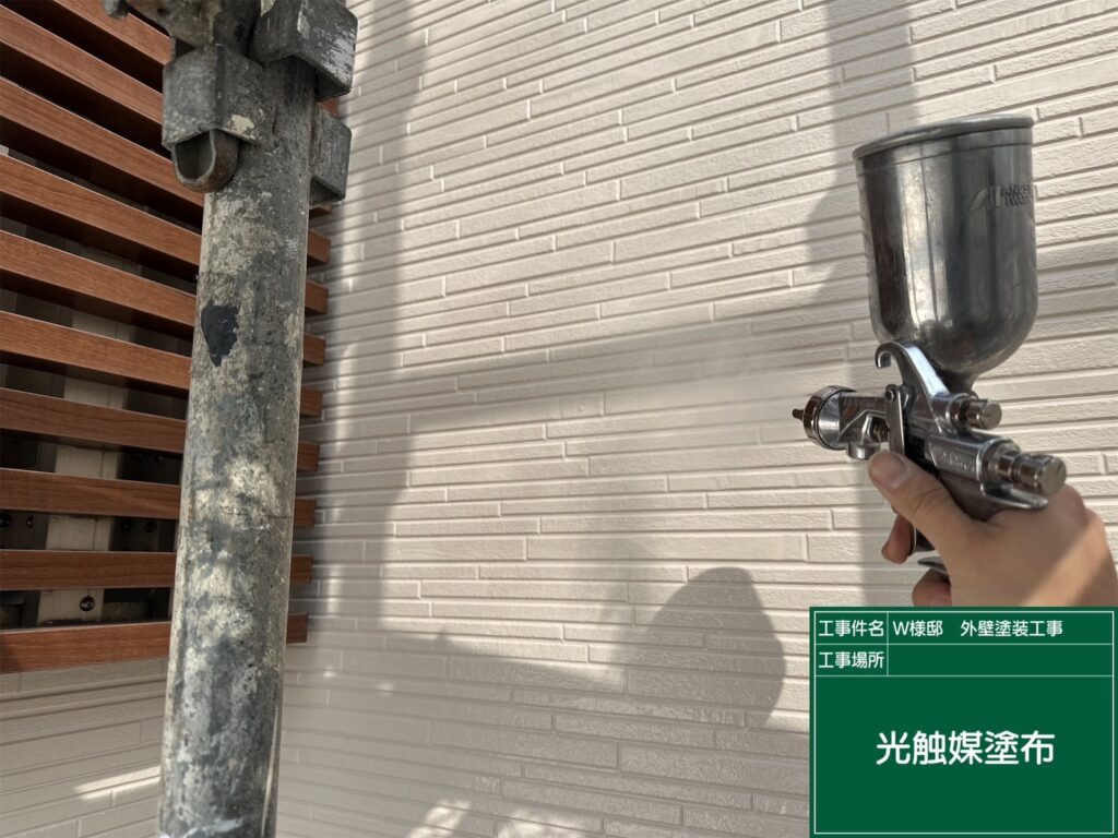 窓回りに仕上げ材の光触媒プロテクトコーティング（クリスタルシーズンtg）を塗布します。