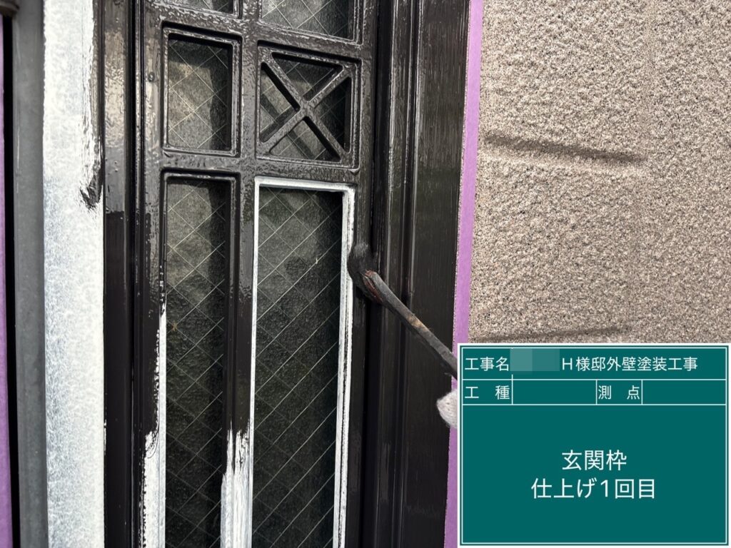 玄関ドア鋳物カ所仕上げ1回目塗布