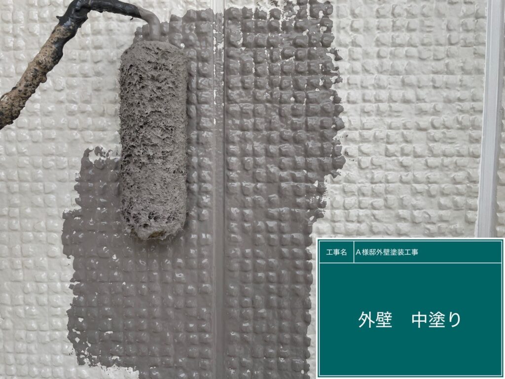 中塗りを行います。