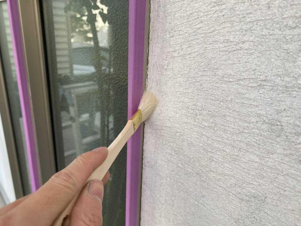 窓回りに専用プライマーを塗布します。