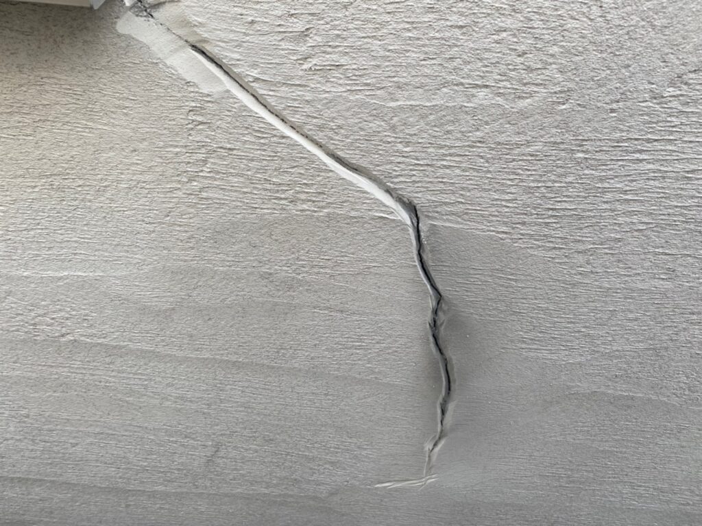 削った後の写真です。奥にクラックが見えます。