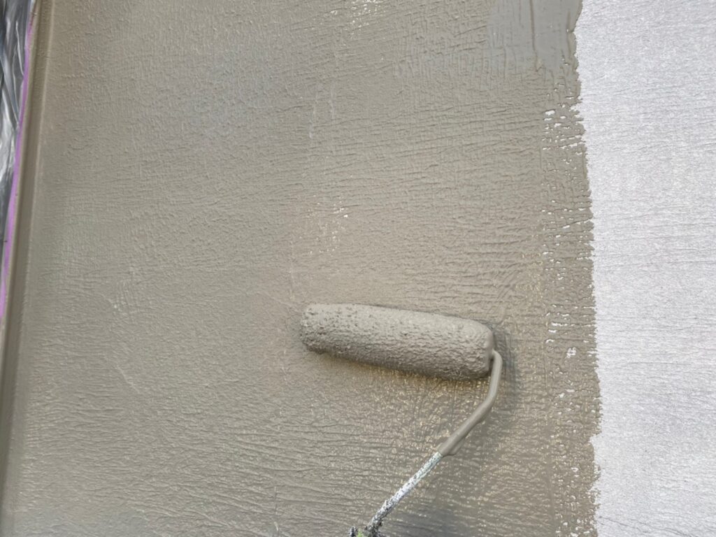中塗りを行います。