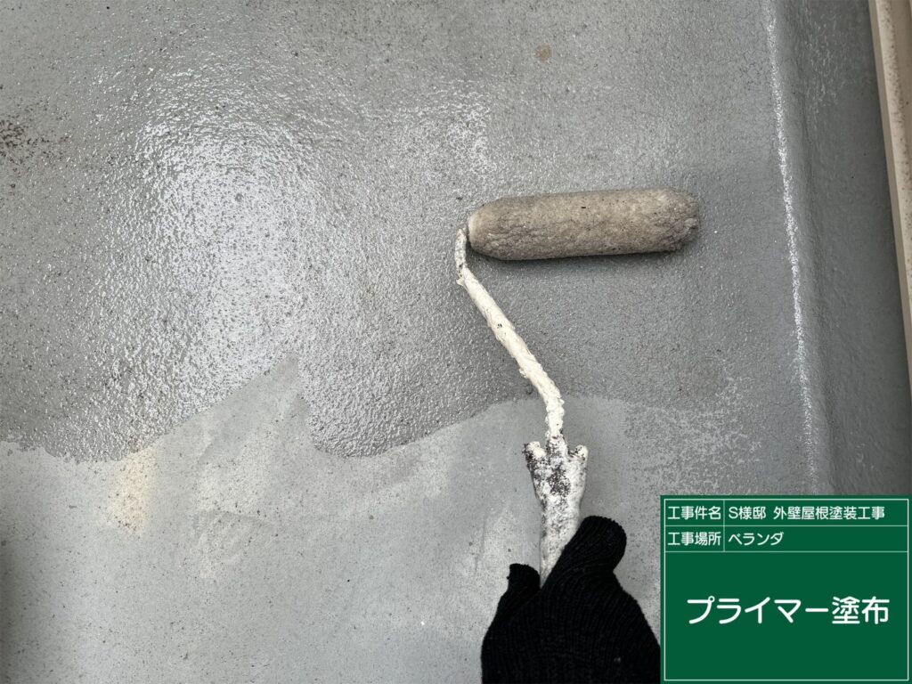 ベランダ床にウレアックスHG専用プライマーを塗布します。