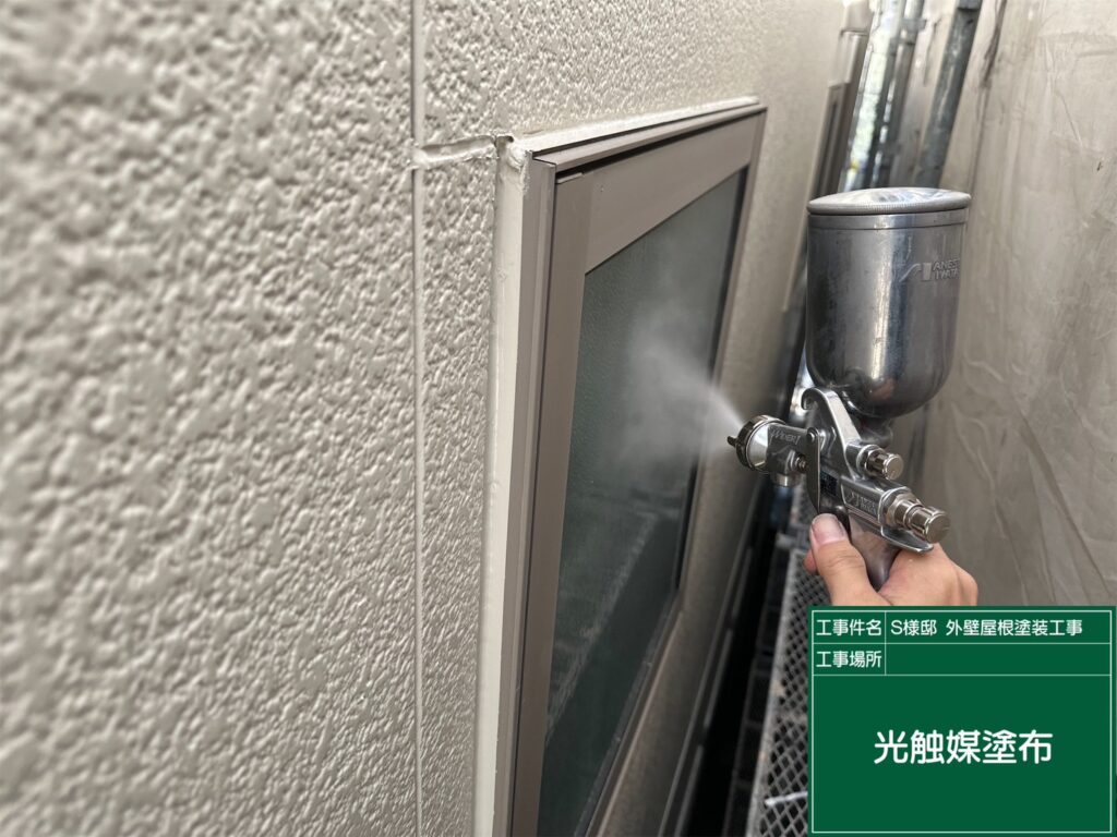 窓周りに仕上げ材の光触媒プロテクトコーティング（クリスタルシーズンtg）を塗布します。