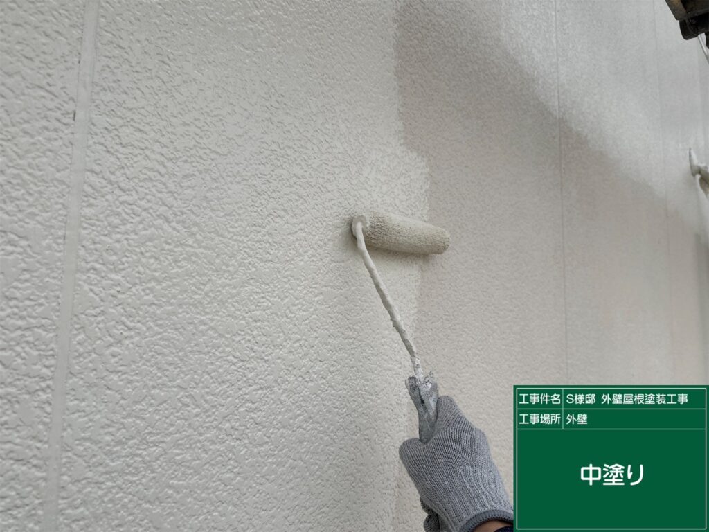 中塗りを行います。