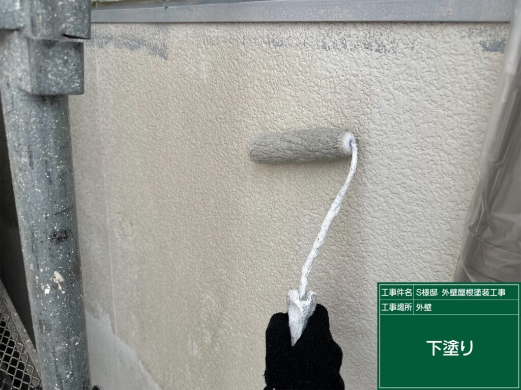 下塗りを行います。