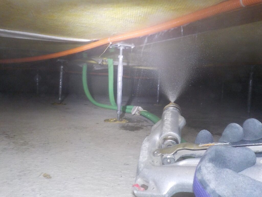 床下基礎廻りに薬剤を塗布します。