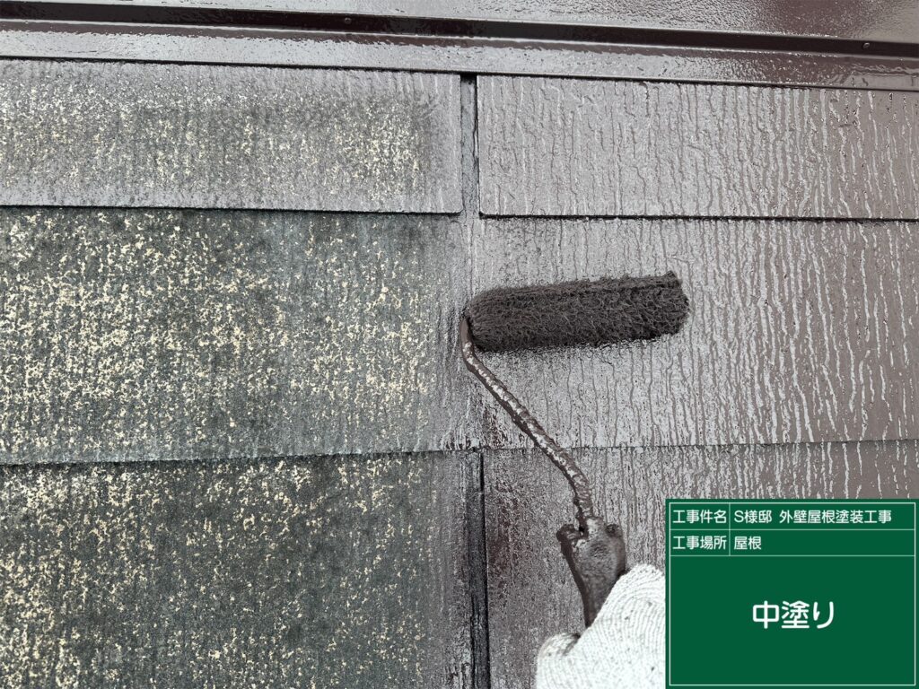 中塗りを行います。