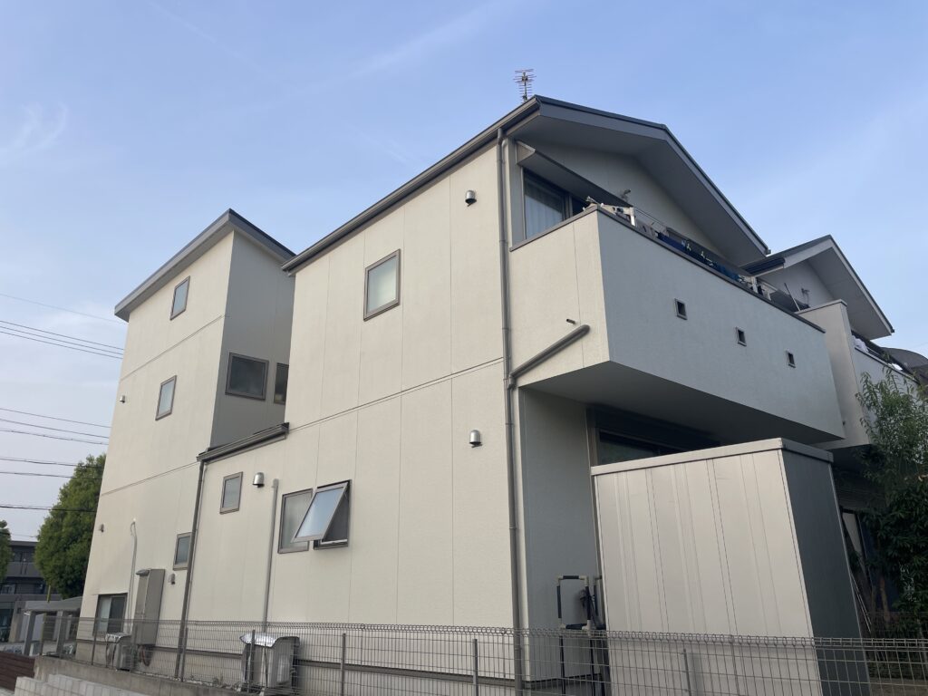 ひび割れも補修され、新築時のような仕上がりとなりました。